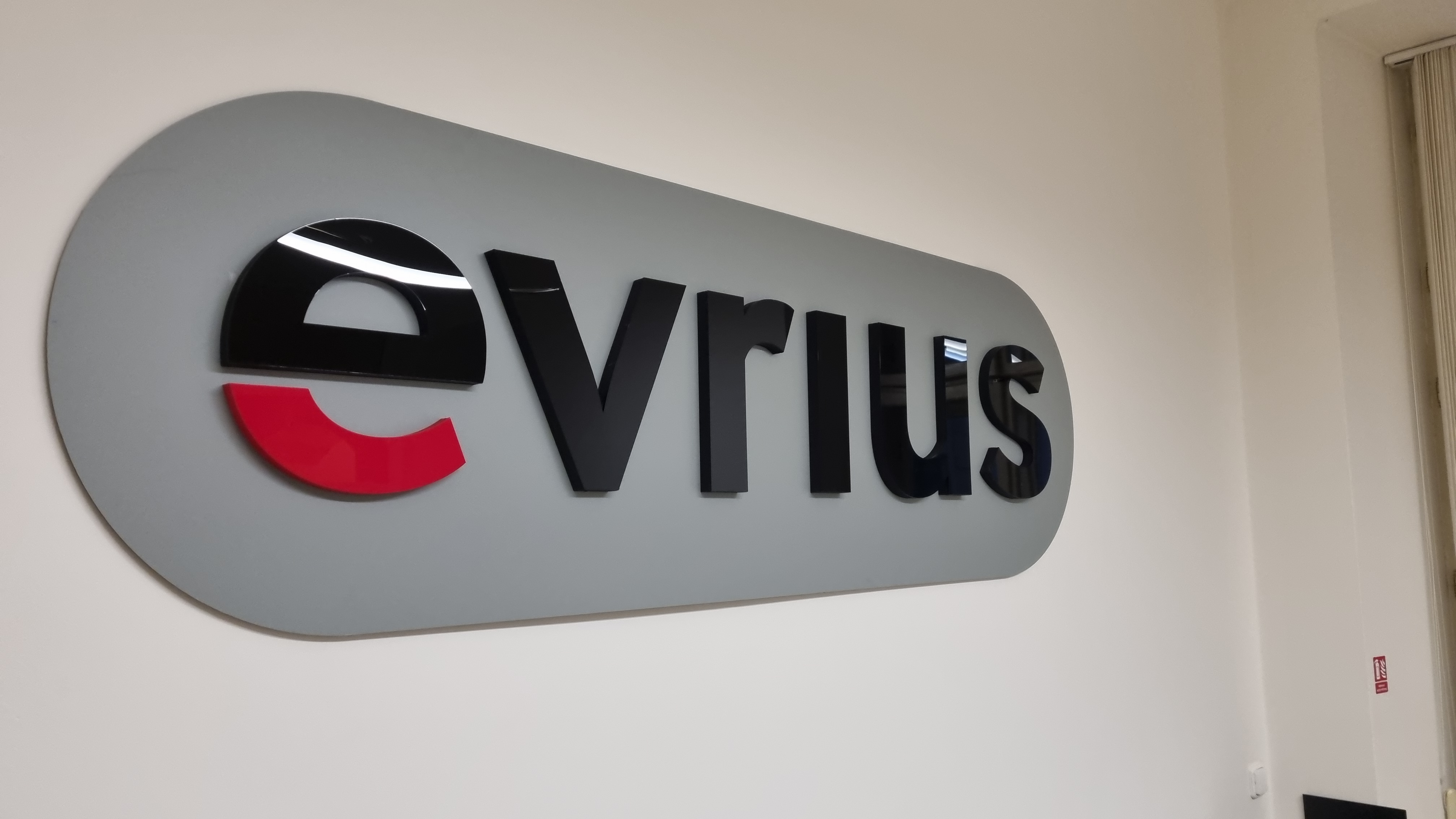 Nesv?teln? p?smena a loga Evrius